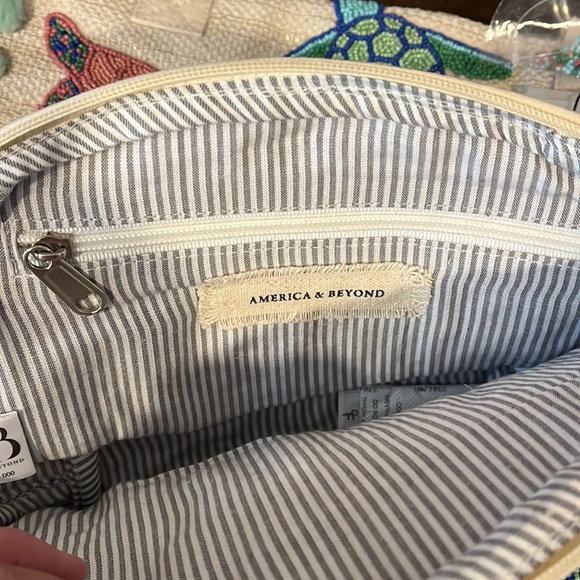 Turtle Embroidered Tote Bag - Picture 3 of 5